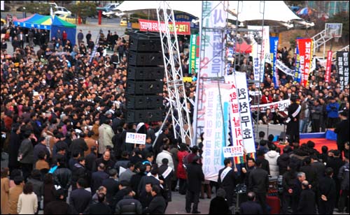 한나라당의 창원 집회에는 경찰 추산 5000여명이 참석했다. 